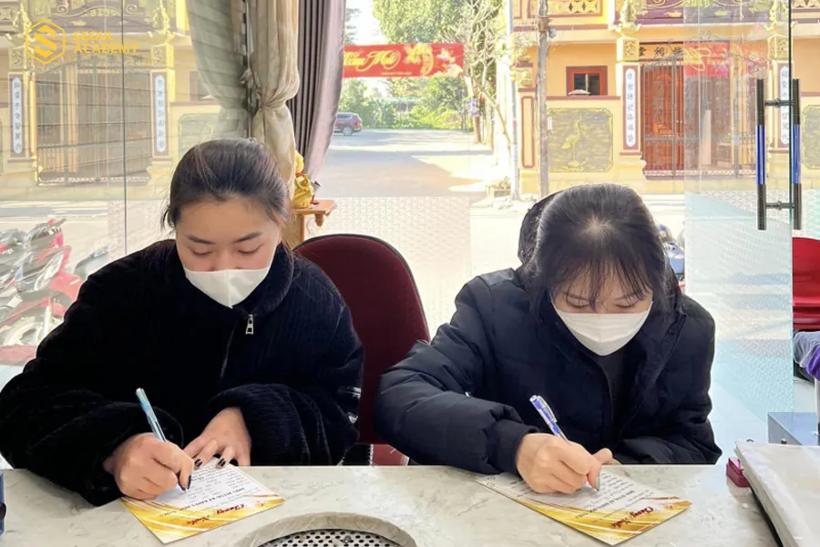 Các học viên đăng ký khóa học tại Chung Nail