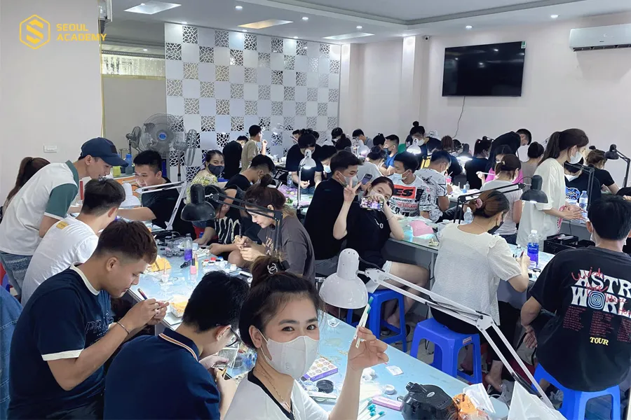 Khóa học làm nail tại Huyền Nail Academy