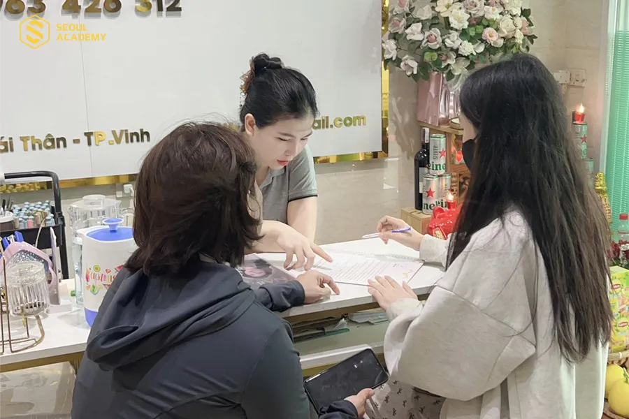 Học viên đăng ký khóa học làm nail ở Hạnh Nail