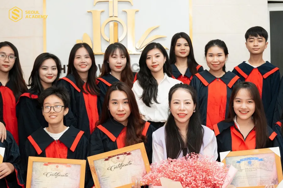 Các học viên tốt nghiệp khóa học nail tại Học viện thẩm mỹ quốc tế HT