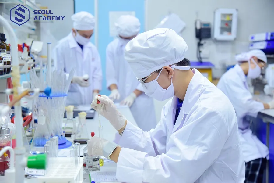 Khi theo học ngành Dược bạn không chỉ được học về thuốc và còn nắm rõ cơ chế tương tác giữa các thành phần thuốc với cơ thể