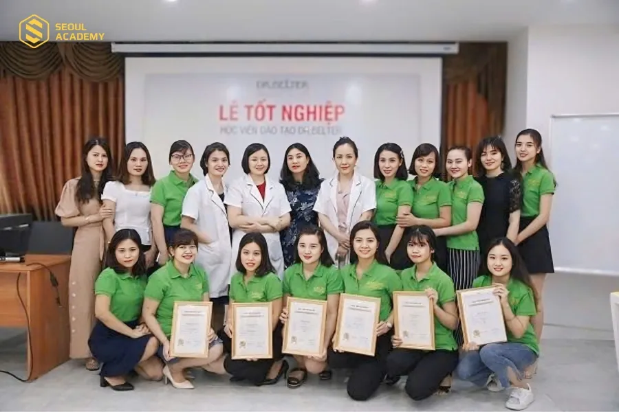 Học viên nhận chứng chỉ quản lý Spa uy tín tại viện Thẩm mỹ Dr. Belter