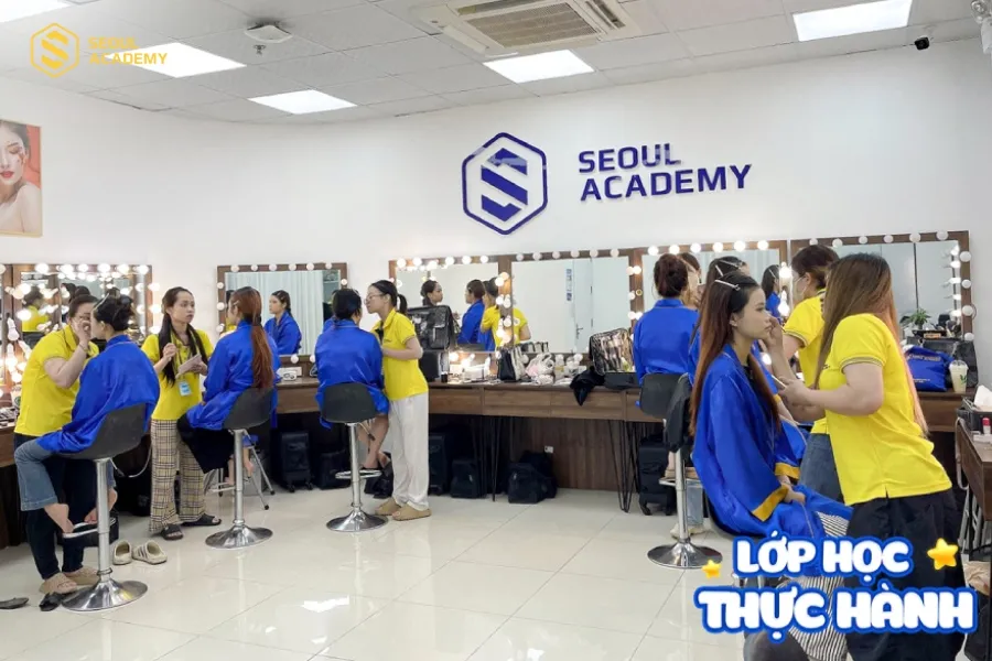 Phòng học makeup được trang bị ánh sáng và thiết bị đạt chuẩn salon chuyên nghiệp