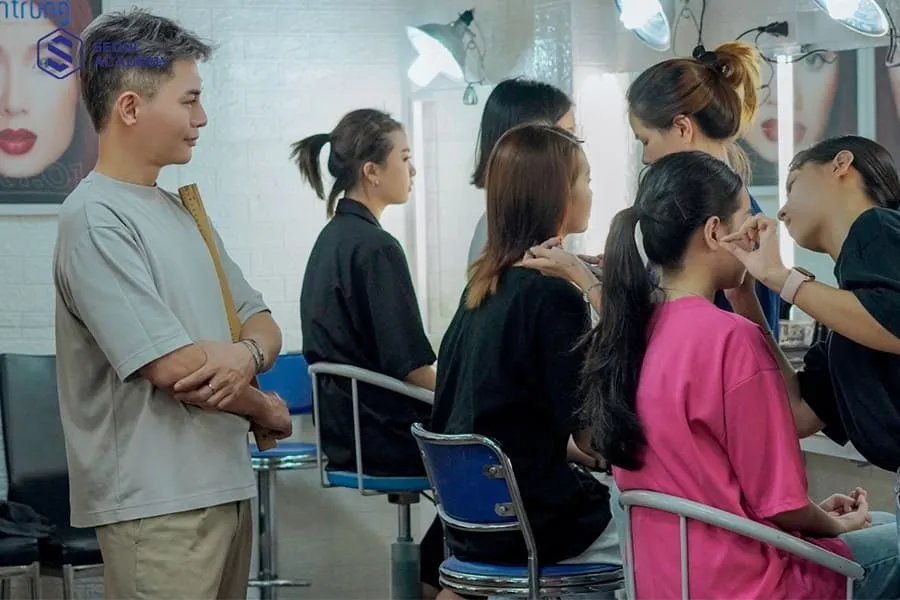 Học makeup cô dâu chuyên nghiệp cùng “phù thủy trang điểm” Nam Trung