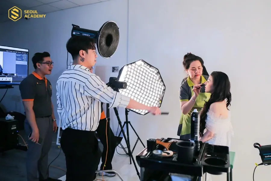 Thực hành trang điểm cô dâu trong nhiều điều kiện ánh sáng giúp học viên làm chủ kỹ thuật