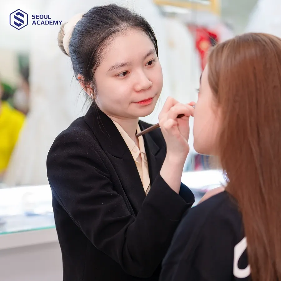 Kỹ năng makeup là một trong những kỹ năng quan trọng bạn sẽ được học trong khóa Beauty stylist