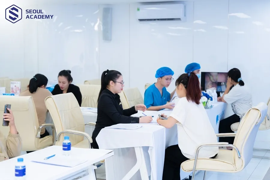 Học viên sẽ được thực hành đến 90% trong khóa học dưới sự hướng dẫn của các bác sĩ da liễu