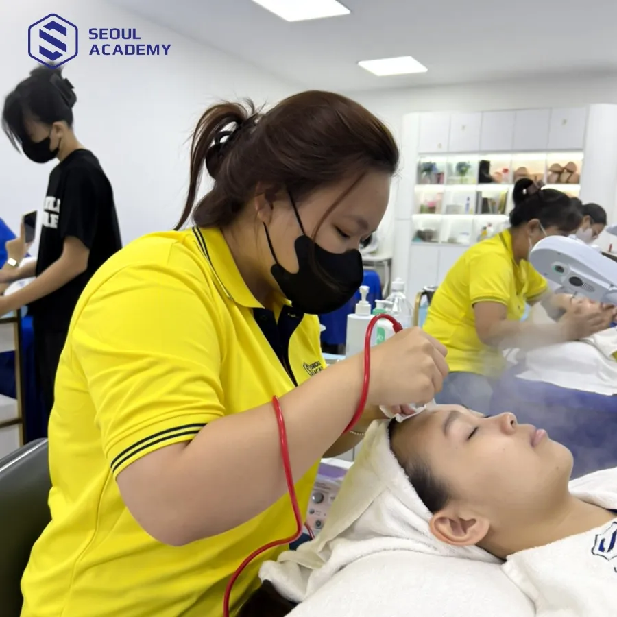 Học viên sẽ được đào tạo các kiến thức và kỹ thuật chăm sóc da chuyên sâu nhất với giáo trình chuẩn Quốc Tế