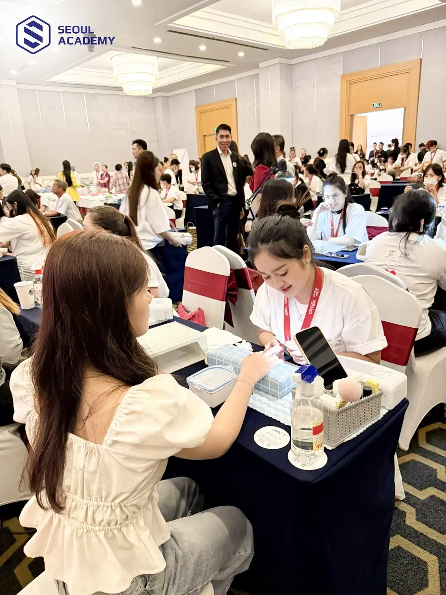 “Mình từng làm nail 2 năm nhưng thiếu kỹ thuật design nâng cao. Sau khóa học ở Seoul Academy, mình tự tin nhận khách khó và thu nhập tăng gấp đôi!” - Ngọc My, học viên khóa Nail Nâng Cao 2024.