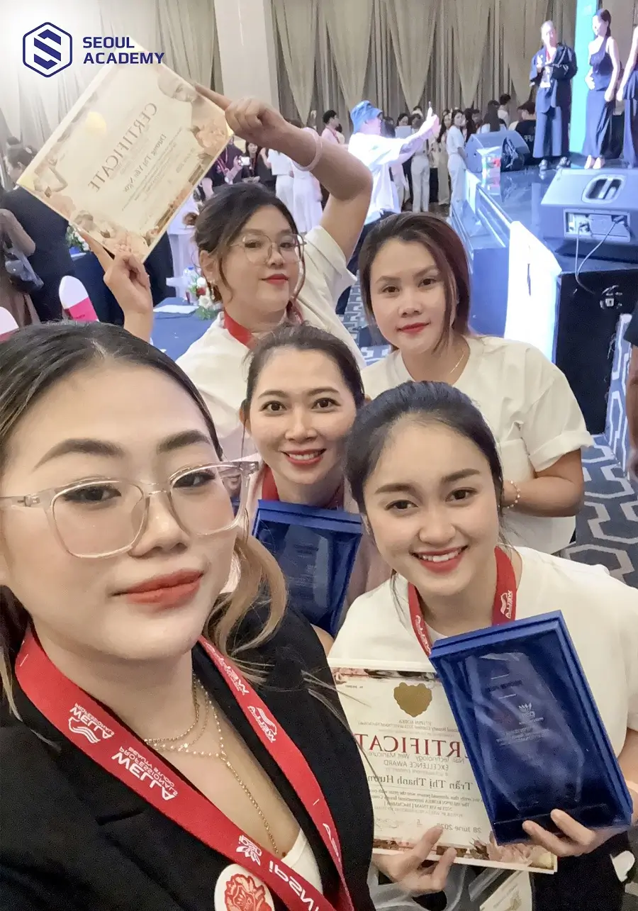 “Mình ấn tượng nhất là được học với cô Trần Huệ Nghi, cô rất tận tâm, chỉnh từng dáng móng và hướng dẫn cách mix màu như một nghệ sĩ thật sự.” - Khánh Huyền, học viên TP.HCM.