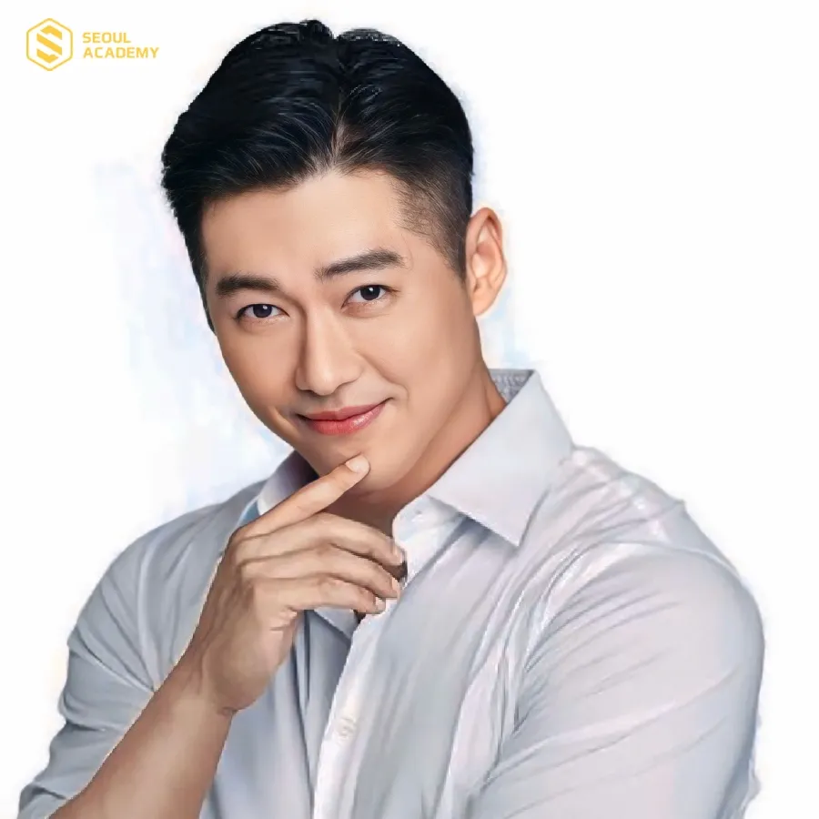 Undercut vuốt ngược kết hợp fade mờ và pomade mang đến cho nam trung niên diện mạo sang trọng và cuốn hút