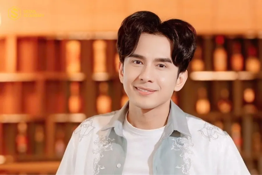 Middle Part Curly giúp gương mặt cân đối, tạo điểm nhấn trẻ trung và cuốn hút mọi ánh nhìn