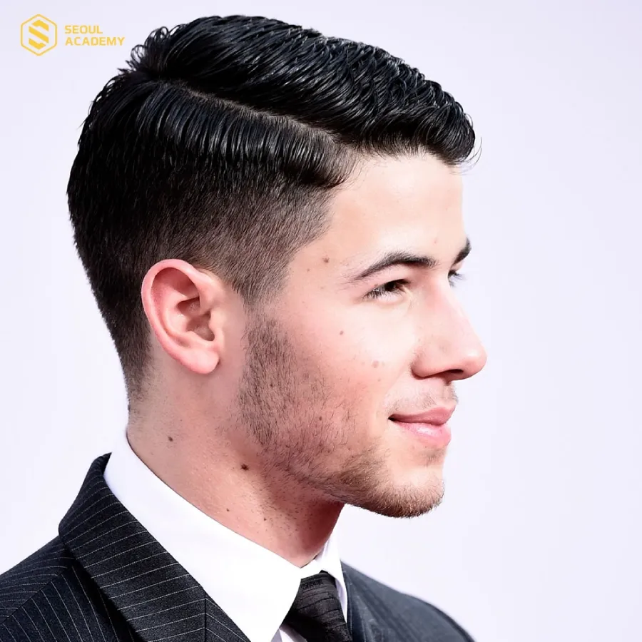 Kiểu tóc Side Part cổ điển giúp tôn lên đường nét thanh tú, lịch lãm cho quý ông