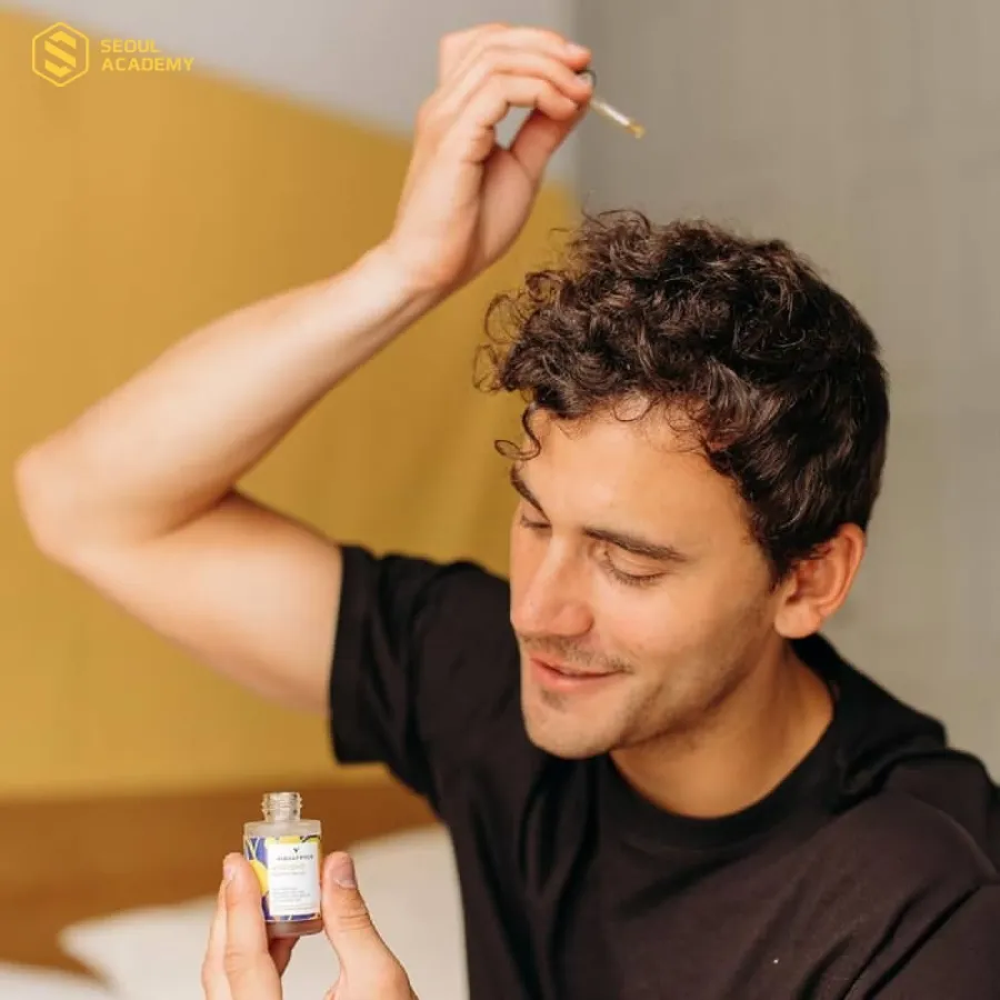 Để mái tóc khỏe đẹp và không lo hư tổn sau tạo kiểu, bạn nên chăm sóc với serum dưỡng tóc