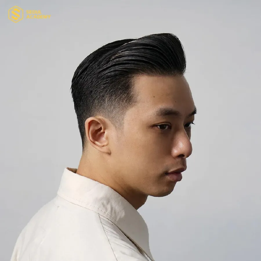 Textured Pompadour có phần mái dài được vuốt cao và tạo lớp, có thể kết hợp với trang phục từ lịch lãm đến streetwear