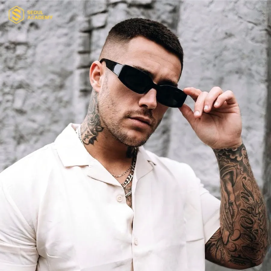 Buzz Cut cổ điển là kiểu tóc hoàn hảo cho những ai ưa thích sự gọn gàng, tối giản và dễ chăm sóc