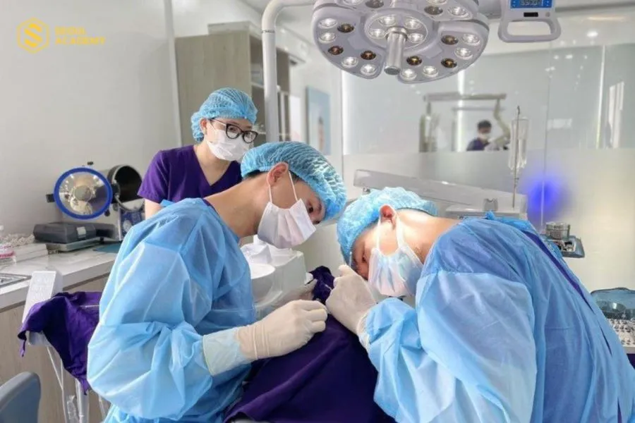 Kỹ thuật viên sẽ hỗ trợ bác sĩ trong quá trình chăm sóc, điều trị răng miệng cho khách hàng