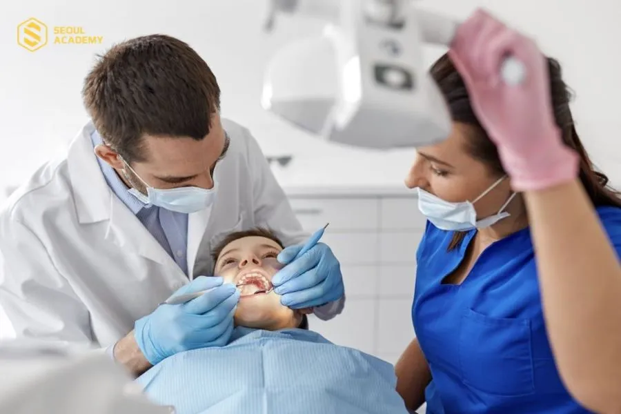 Học viên sẽ được học và tham gia thực hành tại phòng khám nha mô phỏng để rèn luyện kỹ năng thực tế