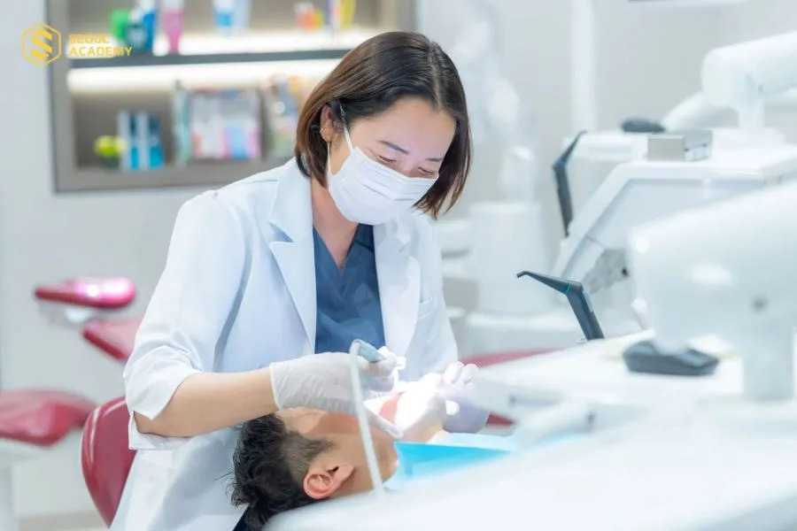 Nếu bạn đã từng học hoặc có nền tảng liên quan đến sức khỏe răng miệng, thì sẽ vô cùng có lợi trong việc tiếp thu các kiến thức nha khoa