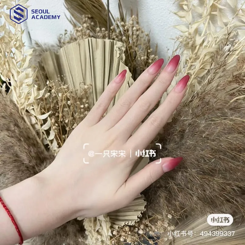 Kiểu nail sắc đỏ ombre phù hợp với mọi tone da.
