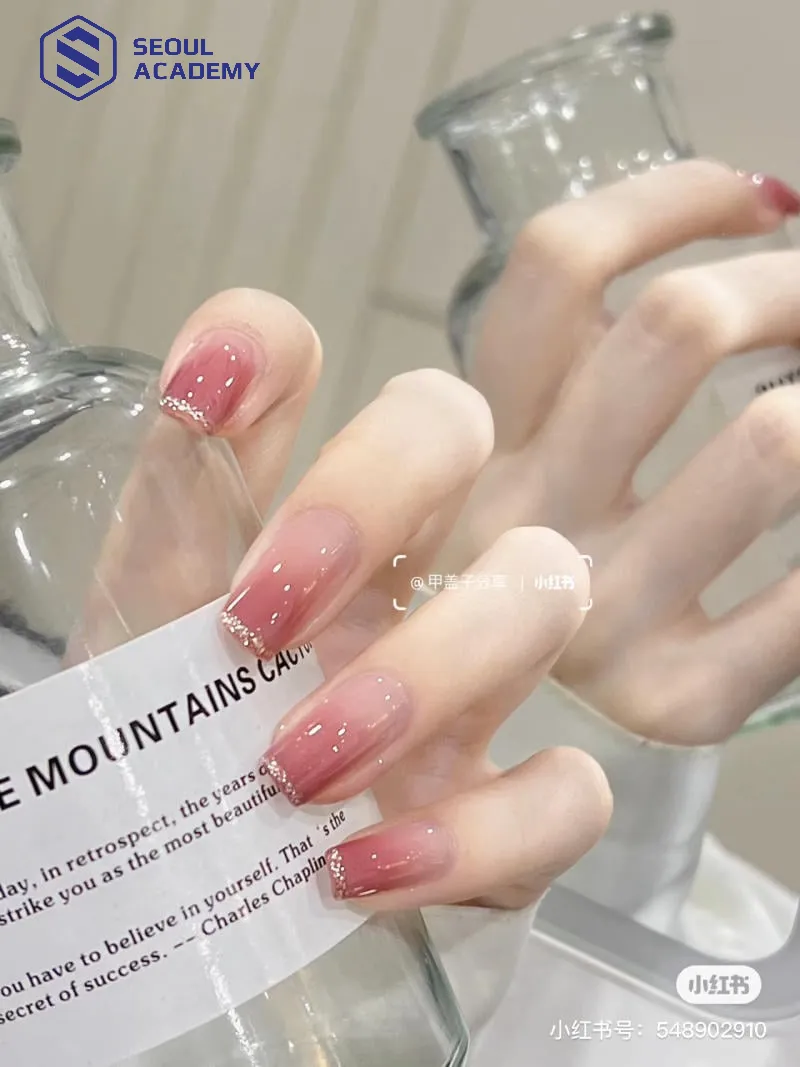 Móng ombre hồng nude đính viền ánh kim tinh tế, vừa thanh lịch vừa nổi bật