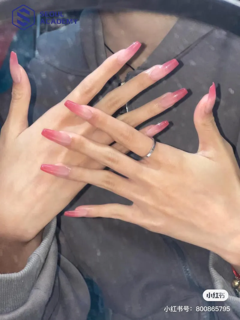 Móng ombre hồng nude đính viền ánh kim tinh tế, vừa thanh lịch vừa nổi bật