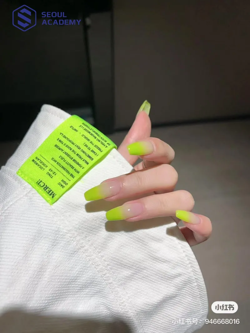 Màu xanh neon chuyển ombre nổi bật, phá cách và đầy năng lượng.