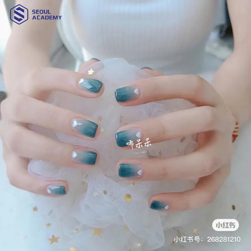 Tông xanh ngọc đậm dần về đầu móng, tạo chiều sâu tinh tế và cảm giác mát dịu