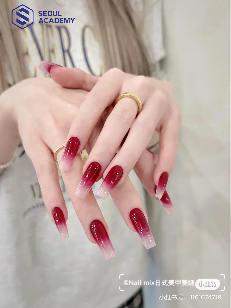 Kiểu nail sắc đỏ ombre phù hợp với mọi tone da.