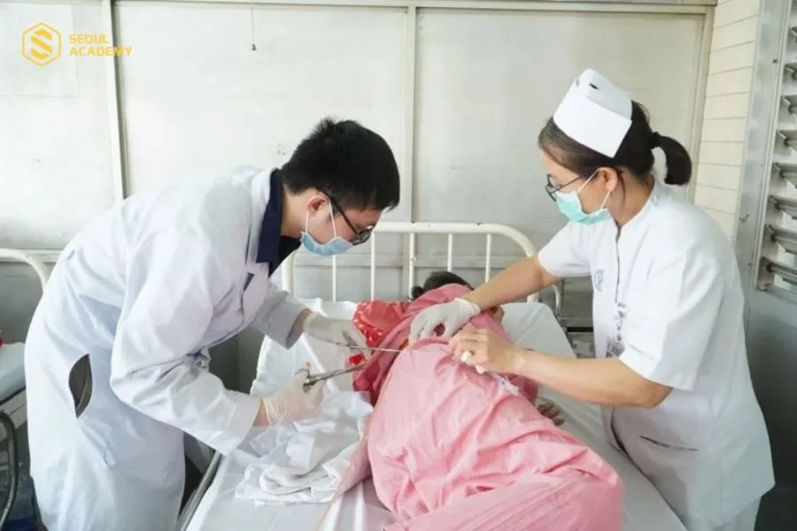 Học sinh sẽ được thực hành trong quá trình học tại Trường Trung cấp điều dưỡng để nắm vững kỹ năng chuyên môn
