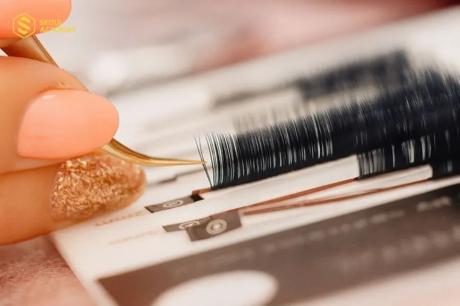 Kỹ thuật viên sẽ tư vấn kiểu mi phù hợp với các chị em