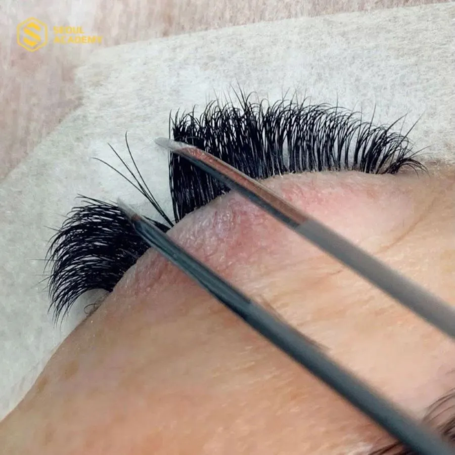 Chị em sẽ được kỹ thuật viên tỉ mỉ nối từng sợi mi để cho ra thành phẩm đẹp tự nhiên