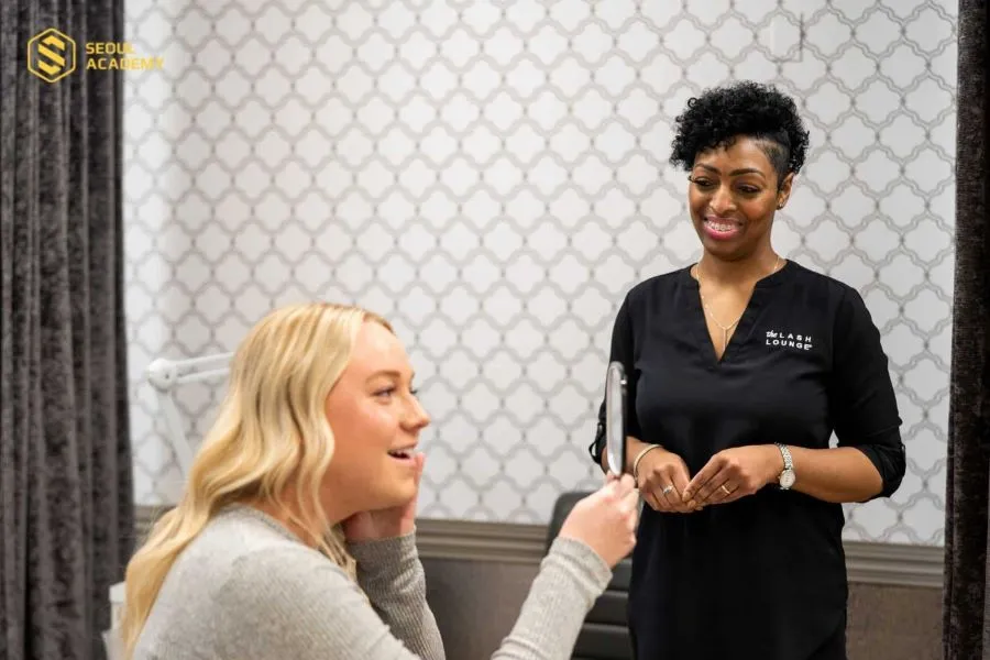 Khách hàng sẽ được nhân viên căn dặn và hướng dẫn cách chăm sóc để mi ổn định lâu dài