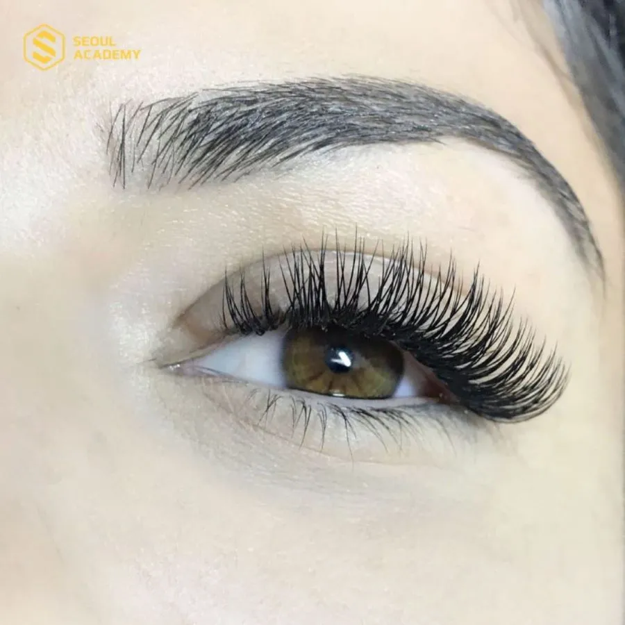 Số mi 12 sẽ trông dài và cong hơn nhiều, phù hợp với chị em có dáng mi dài trung bình