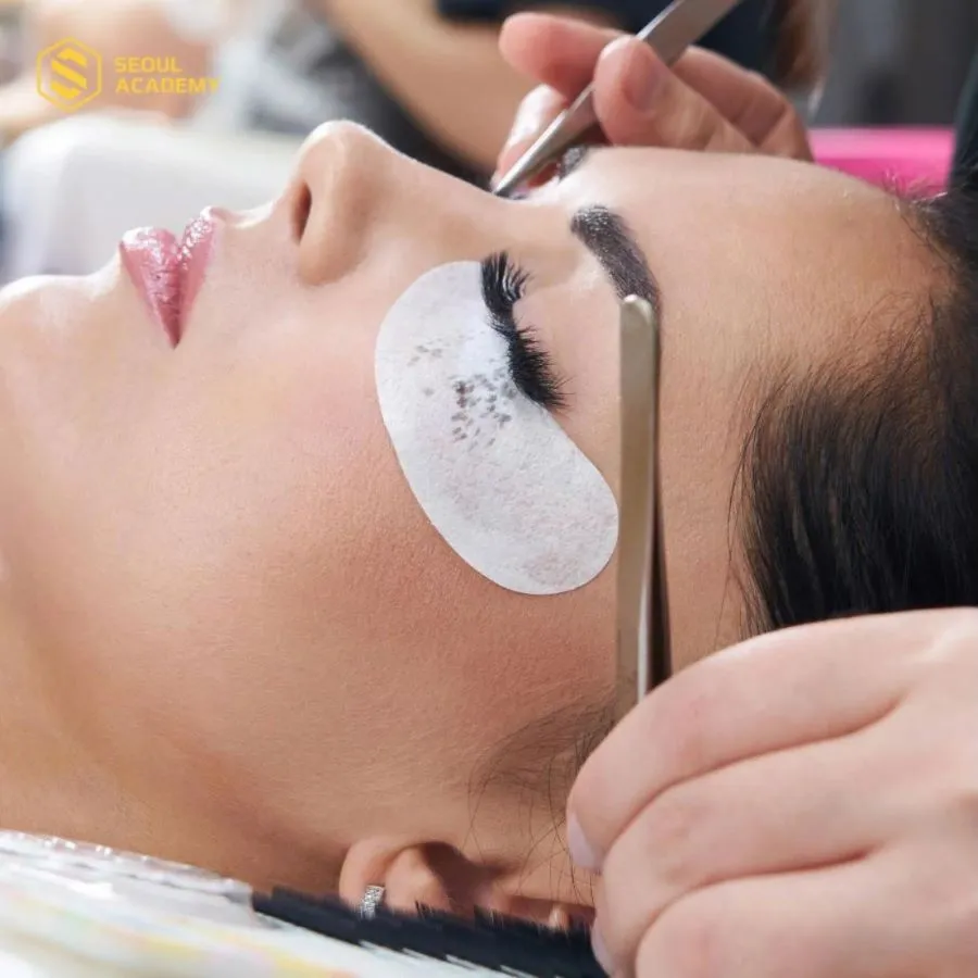 Ở bước đầu tiên, kỹ thuật viên sẽ kiểm tra tình trạng mi để xác định chính xác