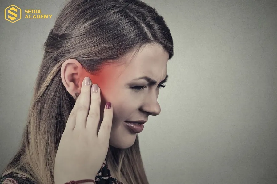 Hiện tượng nóng tai phải có thể mang đến ý nghĩa điềm báo khác nhau ở nam và nữ