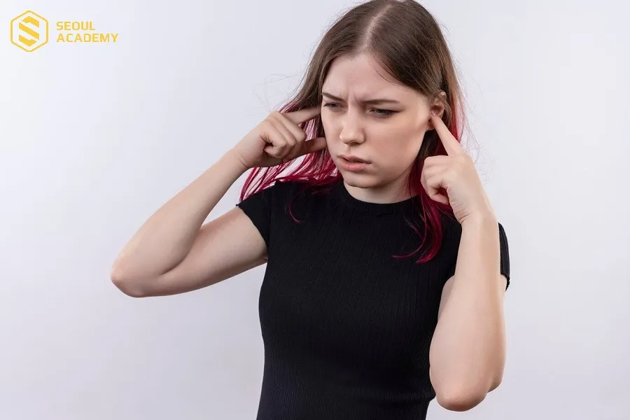Nóng tai phải theo góc nhìn khoa học có thể là do phản ứng từ bên trong cơ thể
