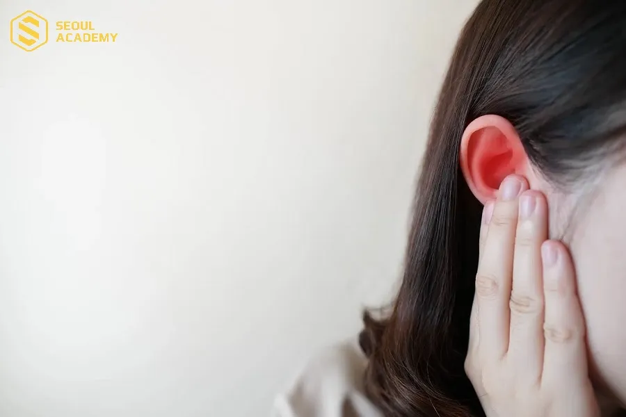 Khi gặp hiện tượng nóng tai phải bạn xác định nguyên nhân và xử lý đúng cách để giảm tình trạng này