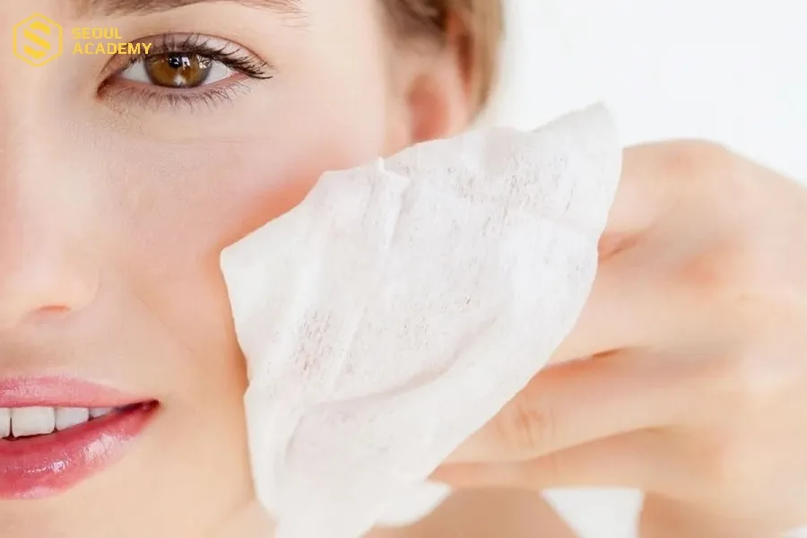 Thời gian đầu sau peel da bạn chỉ nên làm sạch da với nước muối sinh lý