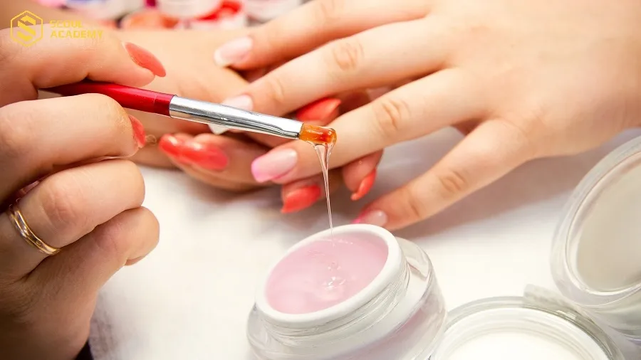 Nghề nail có tiềm ẩn các nguy cơ độc hại nên cần có biện pháp bảo vệ đầy đủ