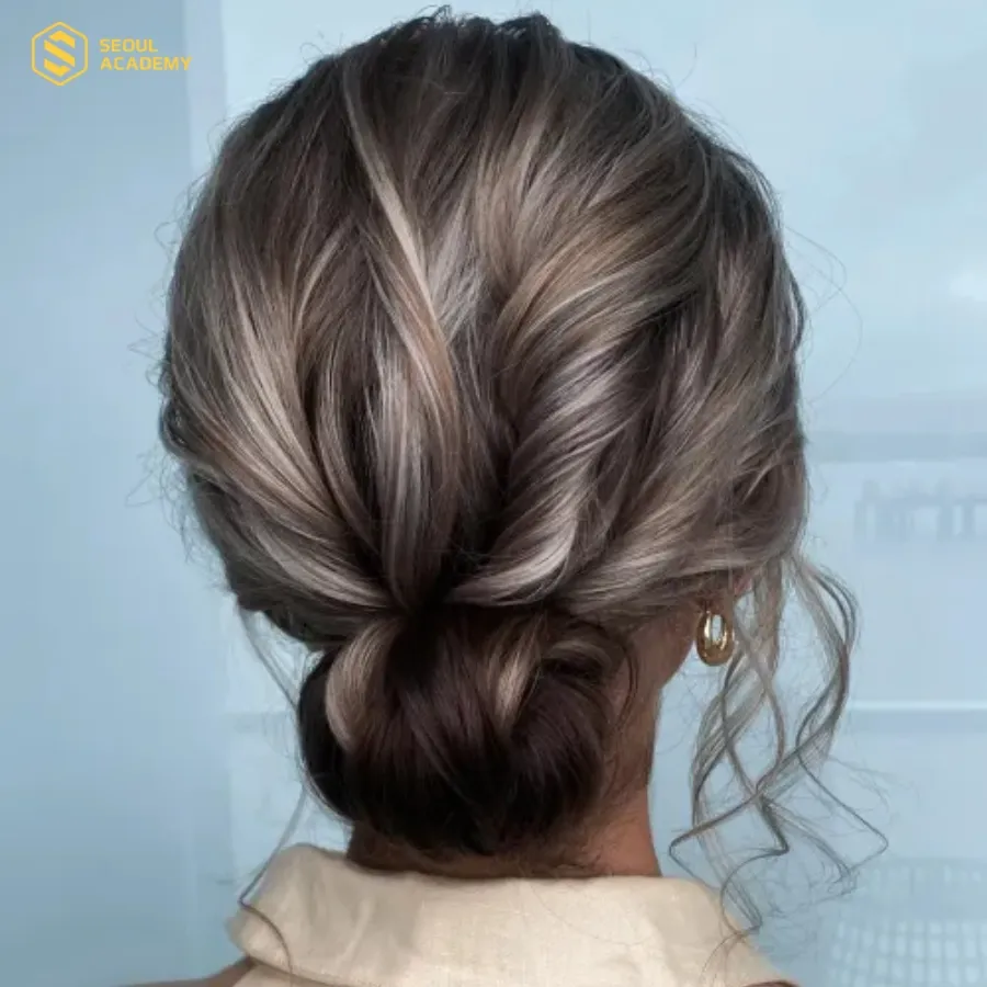 Biến tấu kiểu Updo là cách che khuyết điểm tóc khô xơ thông minh
