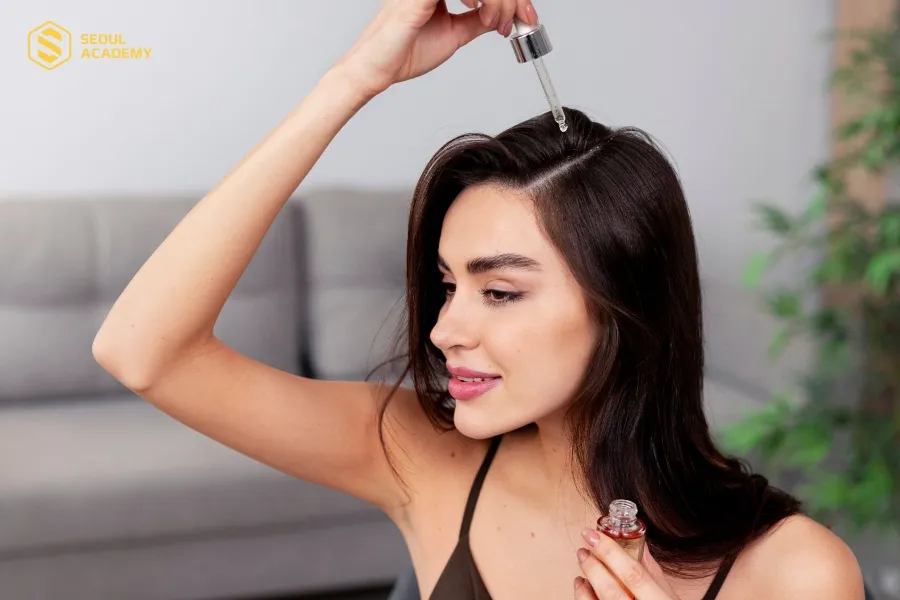 Tăng cường độ ẩm cho tóc bằng các sản phẩm chuyên dụng để hạn chế khô xơ và gãy rụng