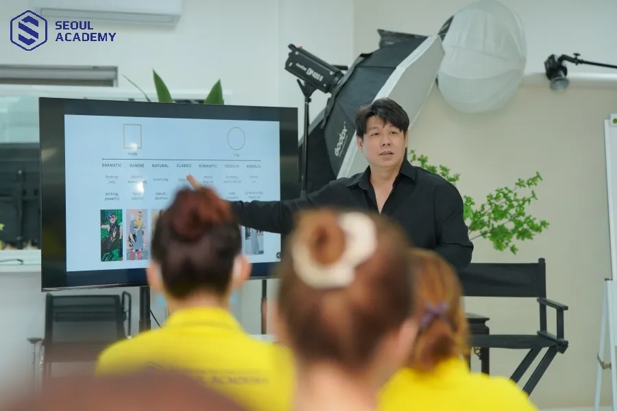 Khóa học Beauty Stylist tại Seoul Academy được thiết kế với nhiều chuyên đề riêng biệt, tạo nền tảng vững chắc cho học viên