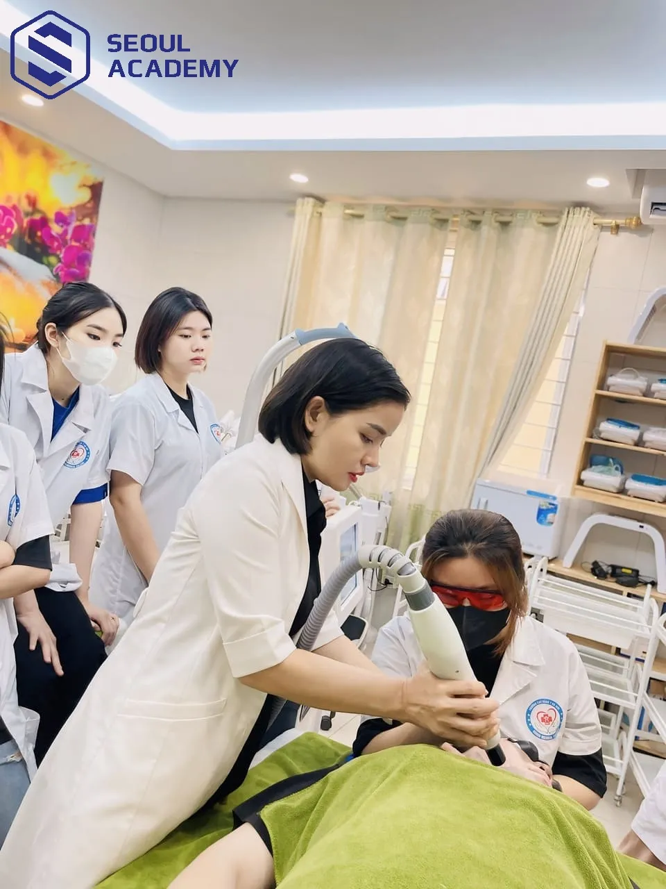 Sau khi đã nắm vững lý thuyết, học viên sẽ được thực hành ứng dụng Laser trong cải thiện các vấn đề da