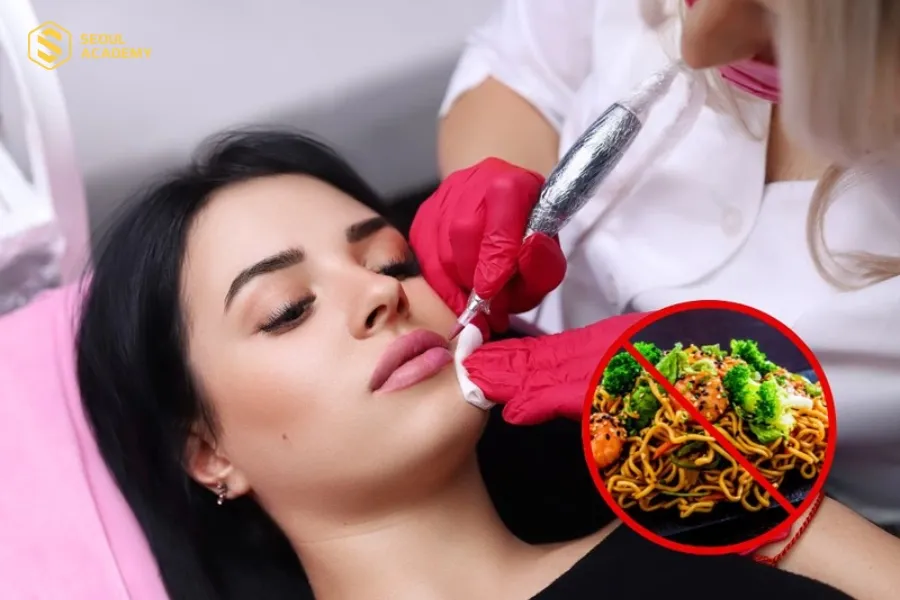 Nhiều chị em bối rối không biết xăm môi ăn mì tôm được không 