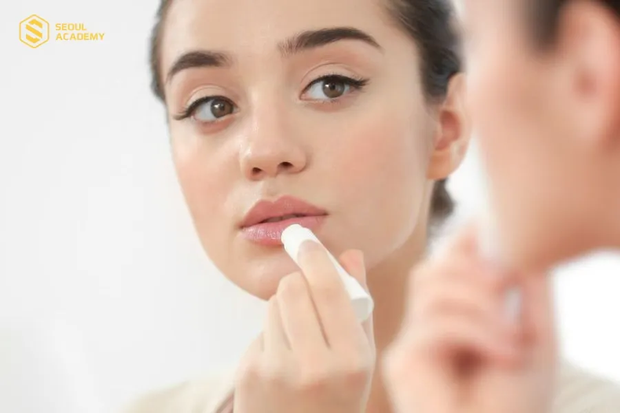 Bạn nên chú ý chăm sóc môi đúng cách sau khi khử thâm để môi nhanh hồi phục và lên màu đẹp tự nhiên