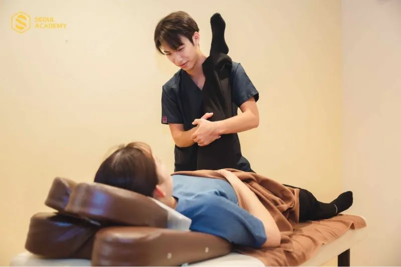Các học viên đều sẽ được thực hành thực tế về các kiến thức chuyên ngành như châm cứu, bấm huyệt, xoa bóp trị liệu