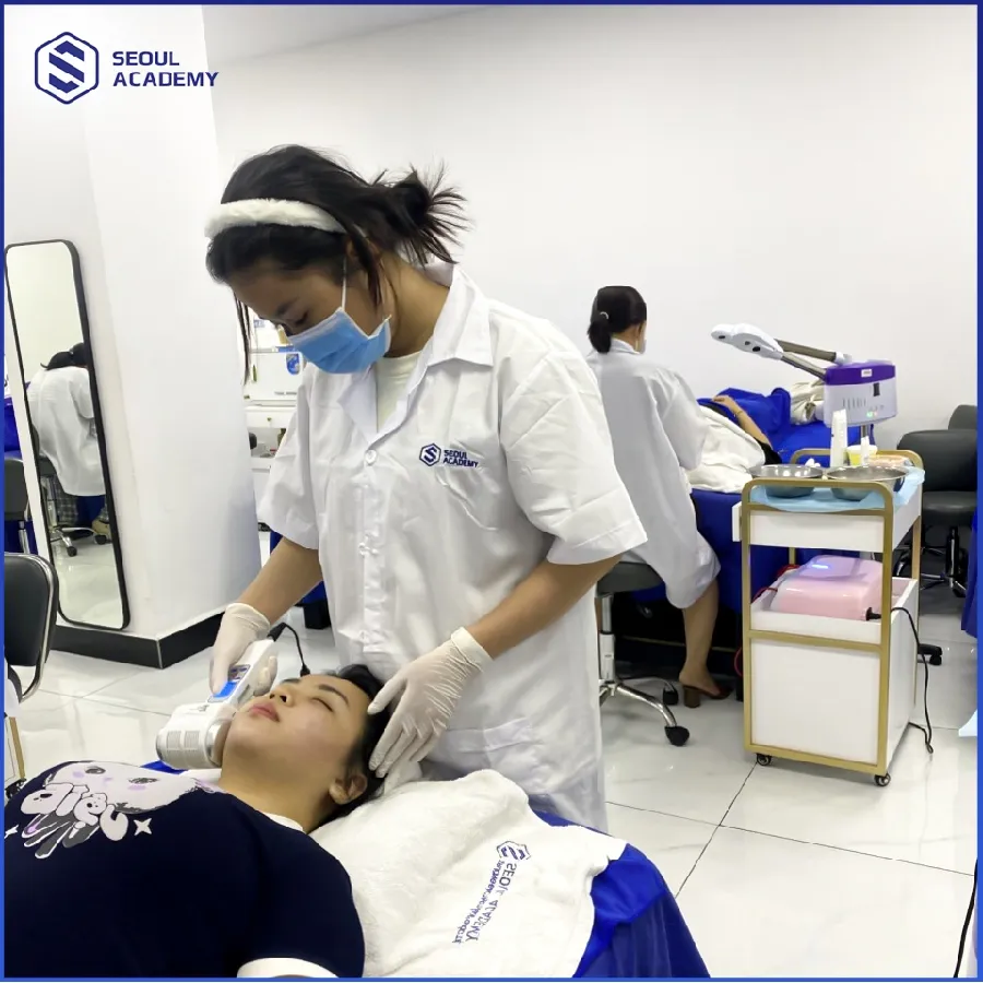 Việc đứng lâu đòi hỏi bạn có sức khỏe và thể lực đủ tốt để thực hiện các thao tác spa liên tục mà không bị mệt mỏi