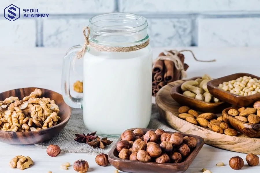 Sữa các loại hạt là nguồn cung cấp vitamin E và các chất béo có lợi dồi dào, cực kỳ tốt cho làn da