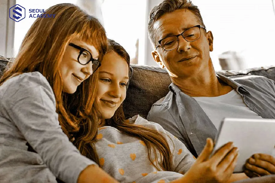 Cha mẹ trò chuyện và hướng dẫn cách cư xử đúng mực với thầy cô giáo Cha mẹ trò chuyện và hướng dẫn cách cư xử đúng mực với thầy cô giáo